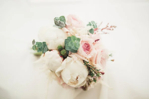 Gyönyörű esküvői csokor különböző virágokkal, rózsákkal — Stock Fotó