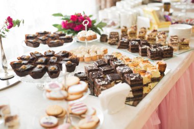 Düğün şekeri büfesinde lezzetli tatlılar, tatlılar, kekler.