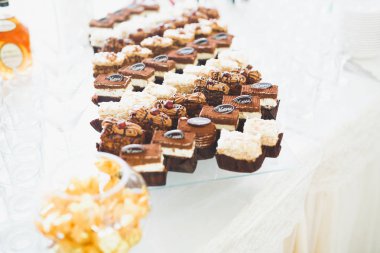 Düğün şekeri büfesinde lezzetli tatlılar, tatlılar, kekler.