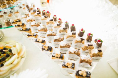 Düğün şekeri büfesinde lezzetli tatlılar, tatlılar, kekler.