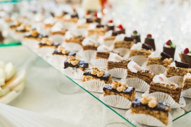 Enfes ve lezzetli bir tatlı masası ve resepsiyonda kapkek fotoğrafları.