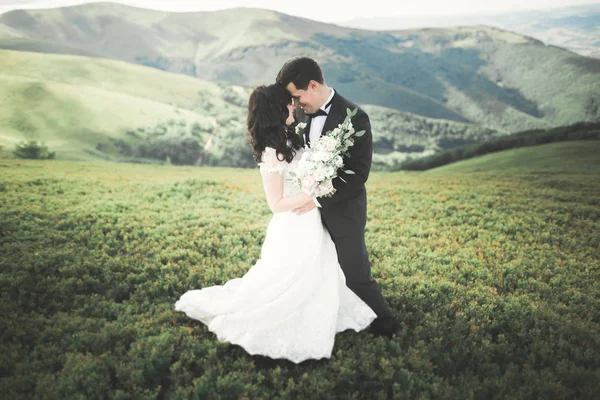 Güzel genç düğün gününde çift. Portraint yakın çekim