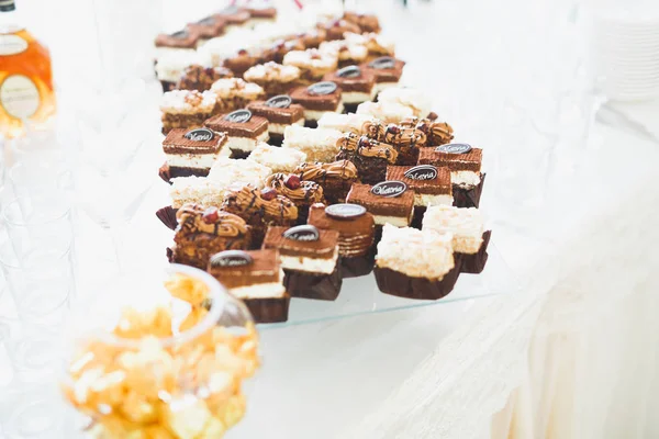 Düğün şekeri büfesinde lezzetli tatlılar, tatlılar, kekler.