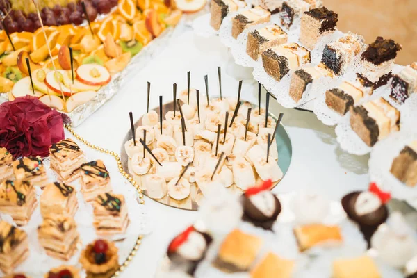 Deliziosi dolci sul buffet di caramelle nuziali con dessert, cupcake — Foto Stock