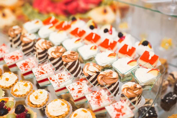 Läckra sötsaker på bröllopsgodis buffé med desserter, cupcakes — Stockfoto