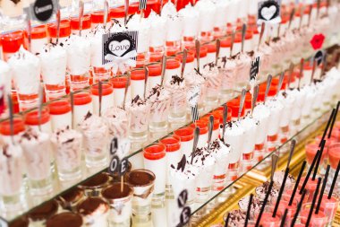 Bir büfe üzerinde pişmiş tatlı çeşitleri