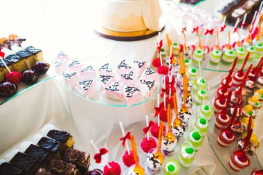 Düğün şekeri büfesinde lezzetli tatlılar, tatlılar, kekler.