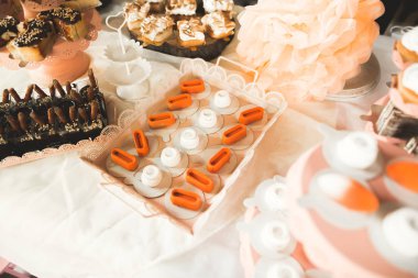 Bir büfe üzerinde pişmiş tatlı çeşitleri