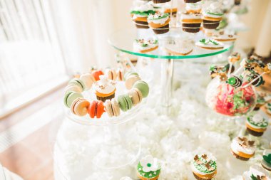 Düğün şekeri büfesinde lezzetli tatlılar, tatlılar, kekler.