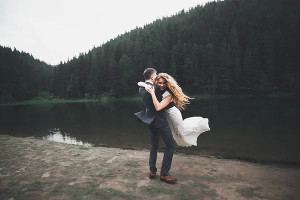 Bellissimo matrimonio coppia baciare e abbracciare vicino alla montagna con vista perfetta — Foto Stock