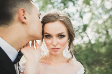 Genç ve güzel bir çiftin yakın çekimi.