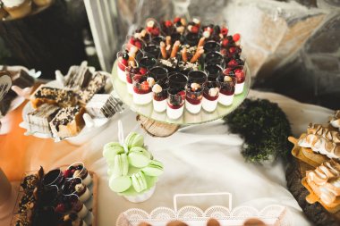 Düğün şekeri büfesinde lezzetli tatlılar, tatlılar, kekler.