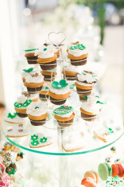 Düğün şekeri büfesinde lezzetli tatlılar, tatlılar, kekler.