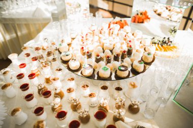 Düğün şekeri büfesinde lezzetli tatlılar, tatlılar, kekler.