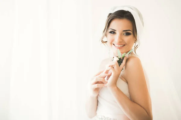 Retrato de novia hermosa con velo de moda en la mañana de la boda. —  Fotos de Stock