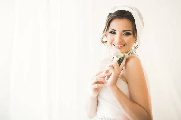 Portrait de belle mariée avec voile de mode au matin du mariage. — Photo