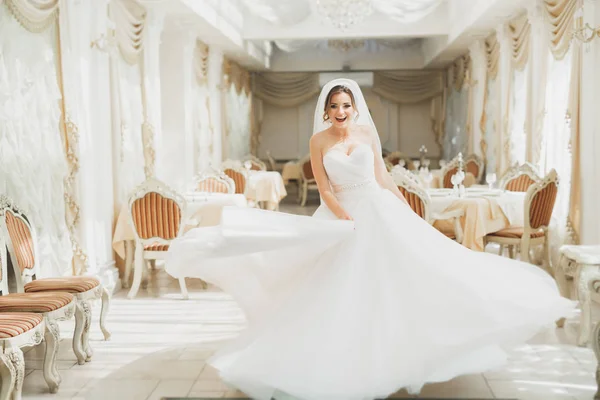 Bela noiva posando em vestido de noiva em hotel de moda — Fotografia de Stock