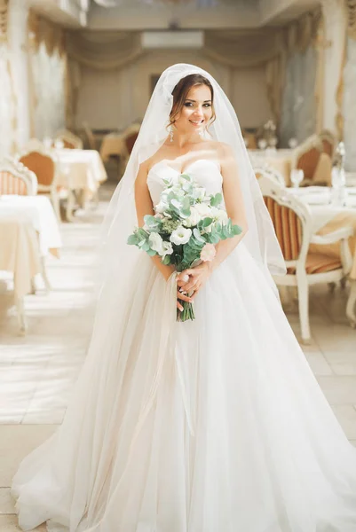 Meravigliosa sposa con un abito bianco di lusso e bouquet — Foto Stock