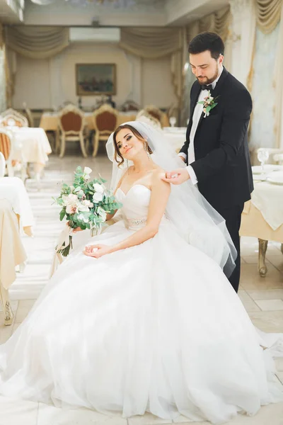 豪華な新郎優しく抱き締めるスタイリッシュな花嫁。豪華な結婚式のカップルの官能的な瞬間 — ストック写真