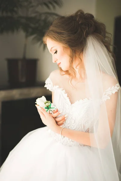 Cüppeli muhteşem gelin bir odada düğün töreni için poz veriyor ve hazırlanıyor. — Stok fotoğraf