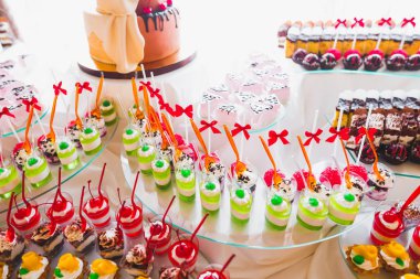 Bir büfe üzerinde pişmiş tatlı çeşitleri