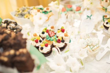 Enfes ve lezzetli bir tatlı masası ve resepsiyonda kapkek fotoğrafları.