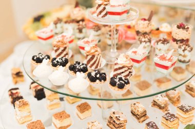 Enfes ve lezzetli bir tatlı masası ve resepsiyonda kapkek fotoğrafları.