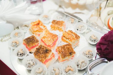 Enfes ve lezzetli bir tatlı masası ve resepsiyonda kapkek fotoğrafları.