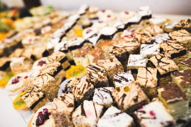 Düğün şekeri büfesinde lezzetli tatlılar, tatlılar, kekler.