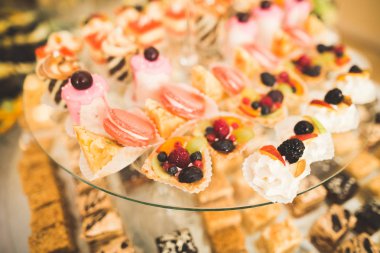 Düğün şekeri büfesinde lezzetli tatlılar, tatlılar, kekler.