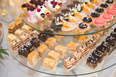 Bir büfe üzerinde pişmiş tatlı çeşitleri