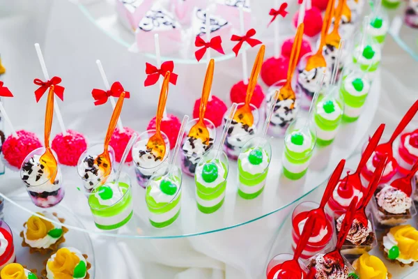 Enfes ve lezzetli bir tatlı masası ve resepsiyonda kapkek fotoğrafları.