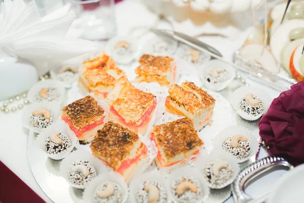 Enfes ve lezzetli bir tatlı masası ve resepsiyonda kapkek fotoğrafları.