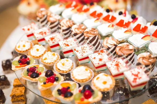 Düğün şekeri büfesinde lezzetli tatlılar, tatlılar, kekler. — Stok fotoğraf