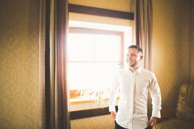 Damat sabah hazırlığı. Yakışıklı adam giyiniyor ve düğüne hazırlanıyor.