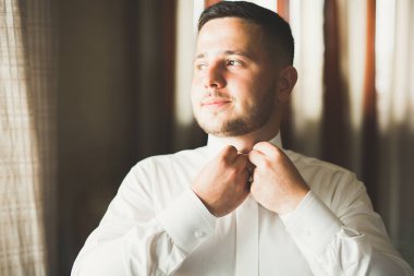 Damat sabah hazırlığı. Yakışıklı adam giyiniyor ve düğüne hazırlanıyor.