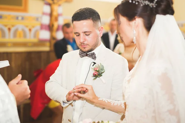 Жених и невеста обмениваются обручальными кольцами. Официальная церемония для стильной пары — стоковое фото