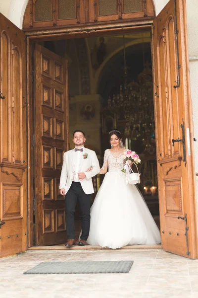 Свадебная пара выждать и жених жениться в церкви — стоковое фото