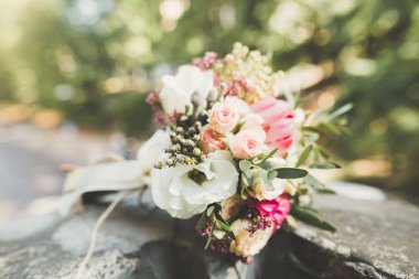 Farklı çiçeklerle güzel bir düğün buketi, güller