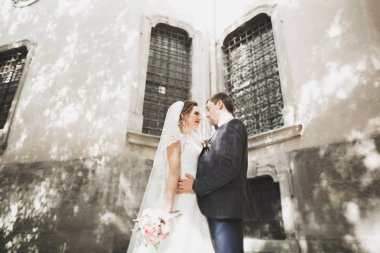 Muhteşem bir düğün çifti eski Lviv şehrinde yürüyor.