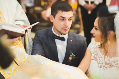 Törenden sonra kilisede poz veren evli çift.