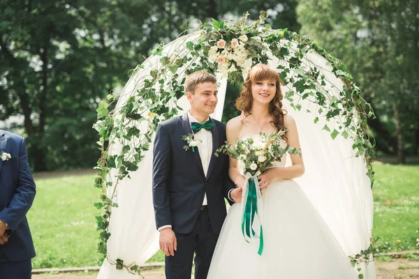 Casamento recém-casado casal correndo e pulando no parque, mantendo as mãos — Fotografia de Stock