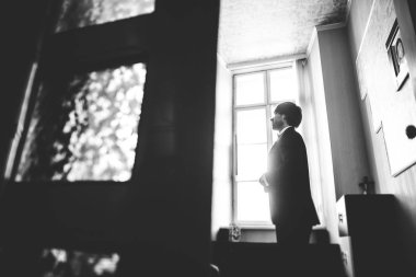 Genç ve yakışıklı bir adam iş toplantısından sonra bir otelde dinleniyor.