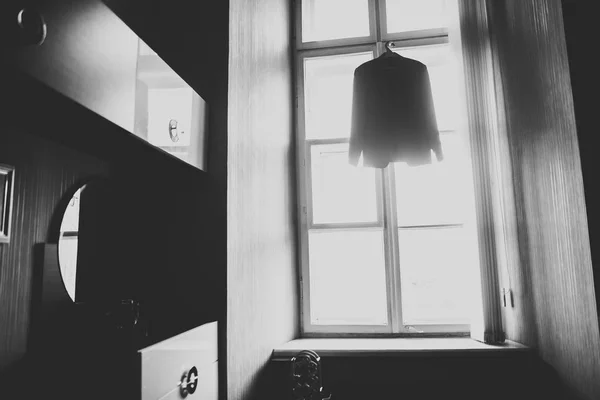 Стильный костюм жениха в гримерке в помещении — стоковое фото