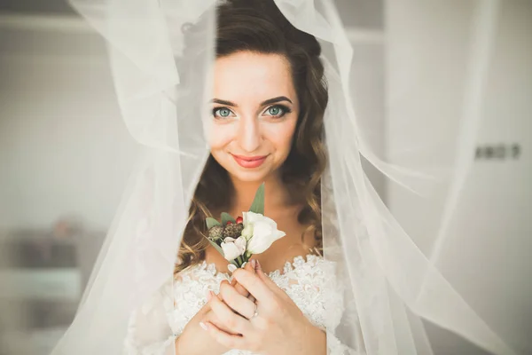Sposa di lusso in abito bianco in posa durante la preparazione per la cerimonia di nozze — Foto Stock