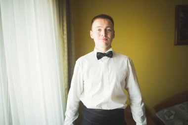 Genç ve yakışıklı bir adam iş toplantısından sonra bir otelde dinleniyor.