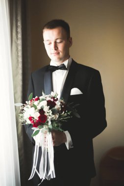 Genç ve yakışıklı bir adam iş toplantısından sonra bir otelde dinleniyor.