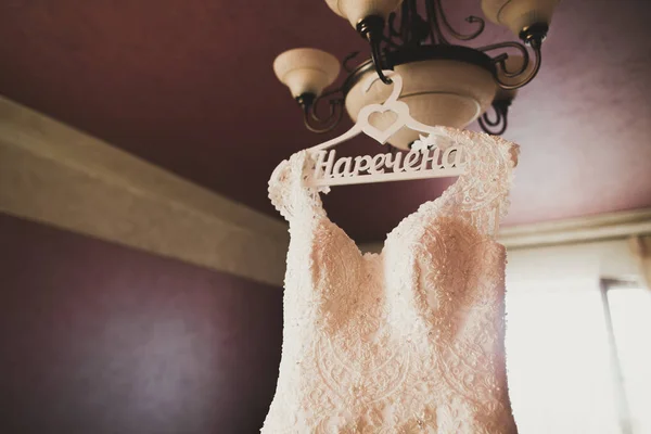 La robe de mariée parfaite dans la chambre de la mariée — Photo