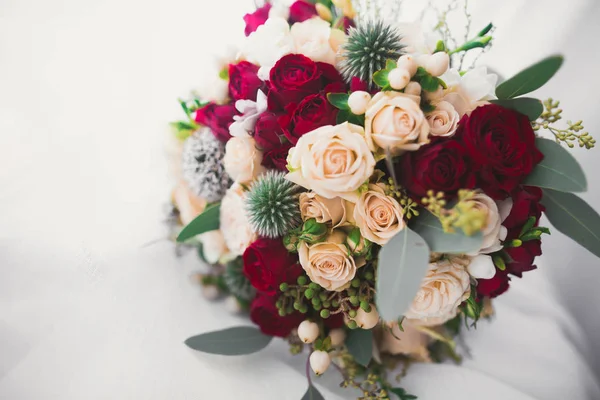 Schöner Hochzeitsstrauß mit verschiedenen Blumen, Rosen — Stockfoto