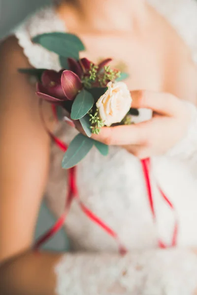 Preciosa novia en bata posando y preparándose para la ceremonia de boda cara en una habitación — Foto de Stock